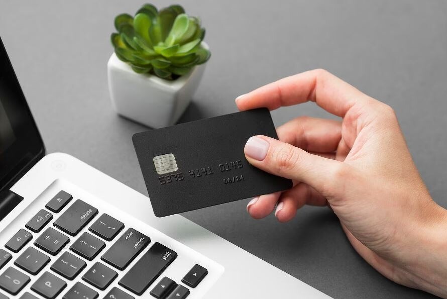 В Госдуме хотят запретить маркетплейсам списывать деньги с удаленных клиентами карт